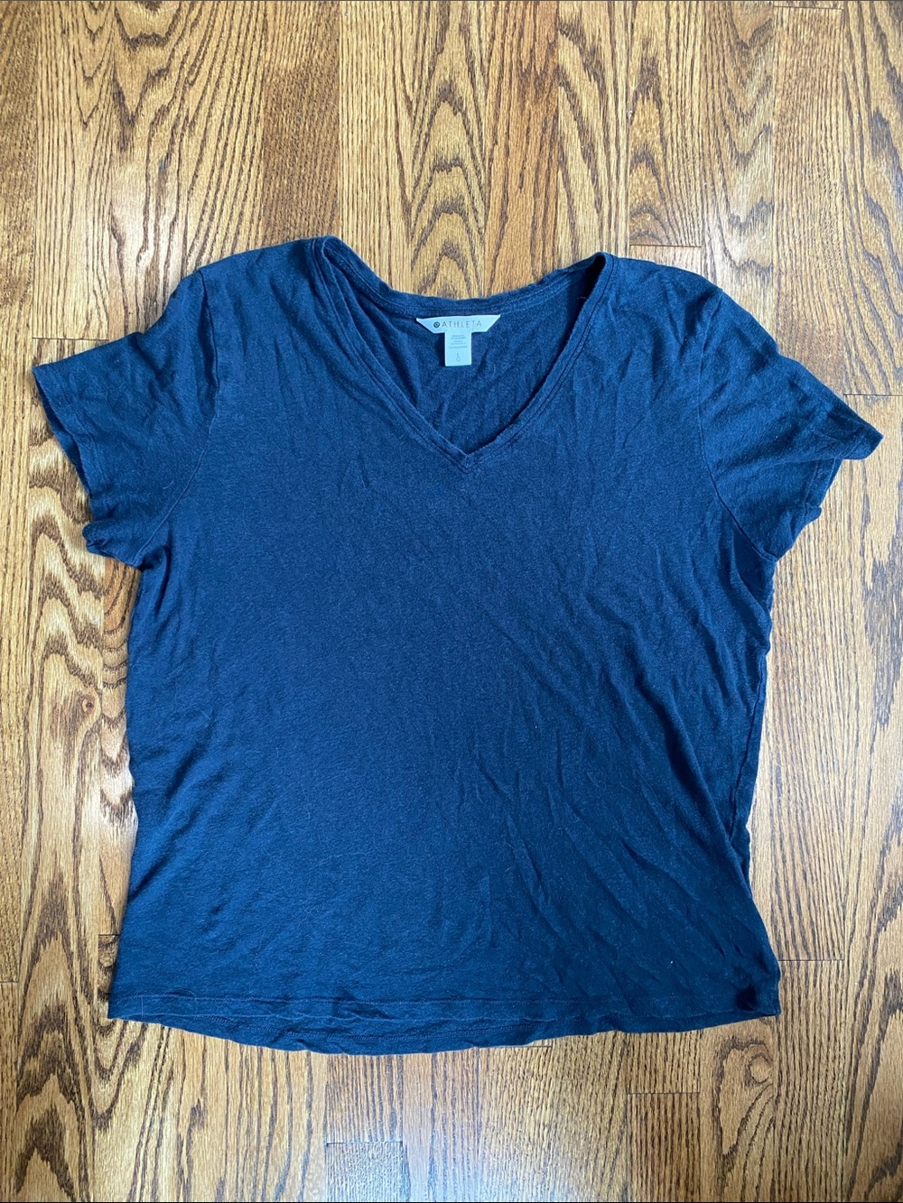 Athleta Women's navy linen blend v-neck short sleeve, size large.